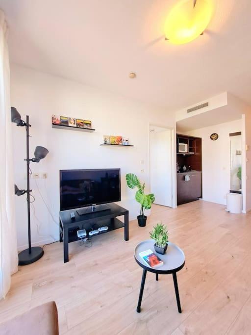 Le Valmy: Appartement Lumineux Au Pied Du Metro Lyon Buitenkant foto