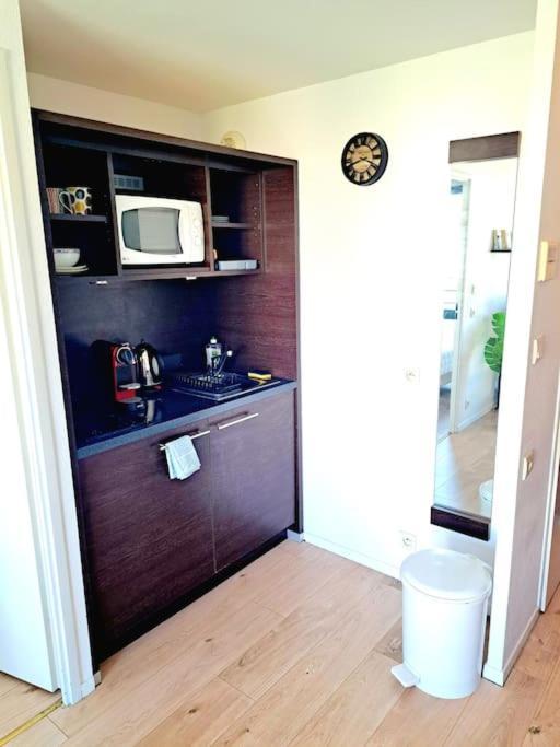 Le Valmy: Appartement Lumineux Au Pied Du Metro Lyon Buitenkant foto